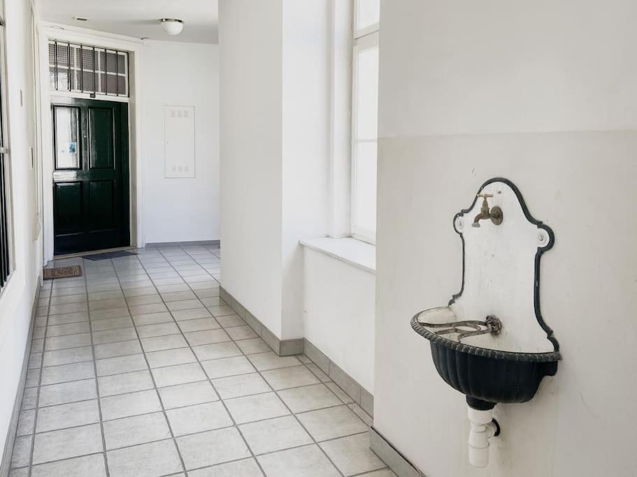Stylish Designer Apartment At The Center Of Vienna Naschmarkt ภายนอก รูปภาพ